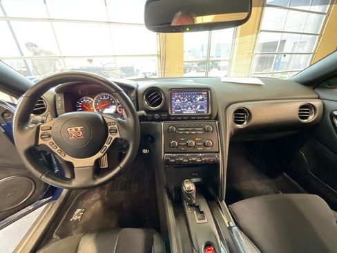 Used 2014 Nissan GT-R Premium image 9