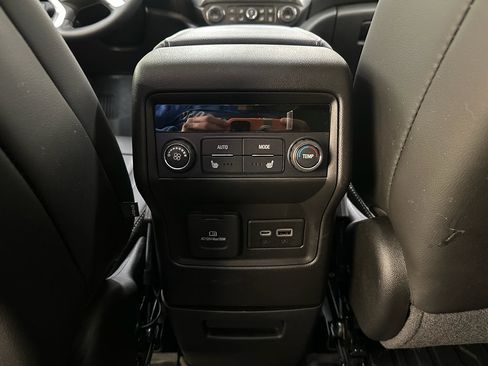 Certified 2023 GMC Acadia SLT w/ Preferred Package image 33