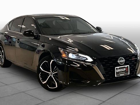 Used 2025 Nissan Altima 2.5 SR w/ SR Premium Package FWD image 2