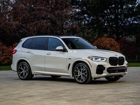 Used 2022 BMW X5 xDrive45e w/ M Sport Package image 3