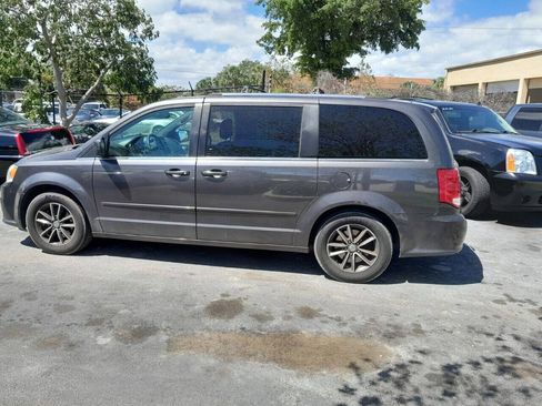 Used 2017 Dodge Grand Caravan SXT FWD image 5