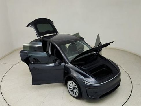 Used 2026 Tesla Model Y Long Range RWD image 29