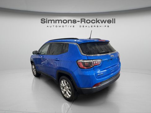 Used 2023 Jeep Compass Latitude AWD/4WD image 3