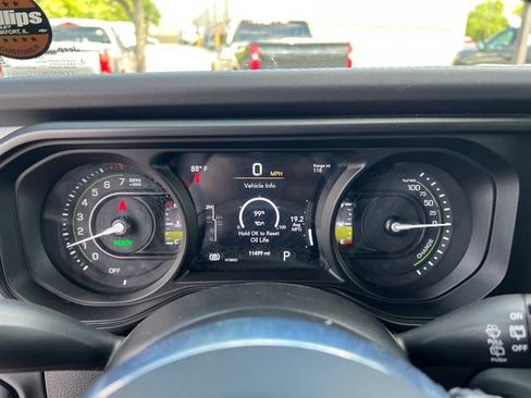 Used 2025 Jeep Wrangler Unlimited Sahara AWD/4WD image 15