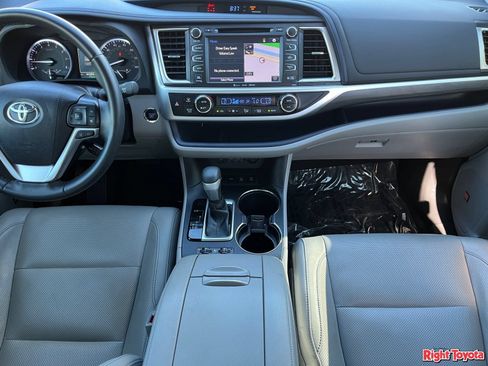 Used 2019 Toyota Highlander Limited w/ Carpet Mat Package (TMS) AWD/4WD image 17