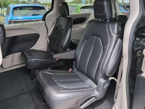 Used 2024 Chrysler Pacifica Touring-L image 24