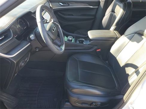 Used 2024 Jeep Grand Cherokee L Limited w/ Luxury Tech Group II image 5