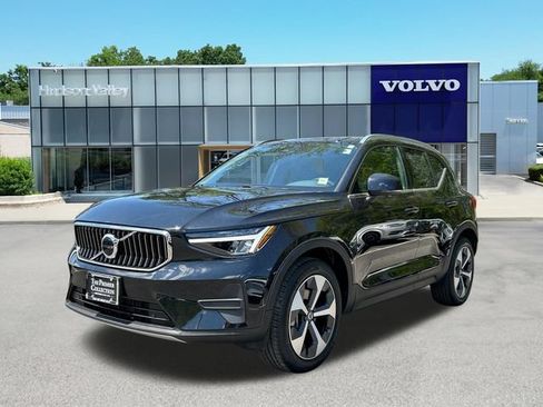 Used 2025 Volvo XC40 B5 Core AWD/4WD image 2