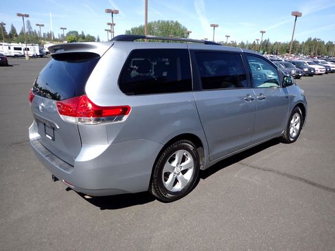 Used 2011 Toyota Sienna LE image 5