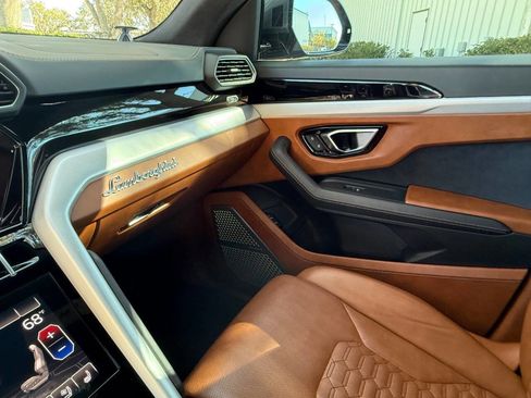 Used 2021 Lamborghini Urus Base AWD 4dr SUV image 34