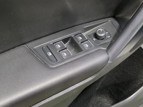 Used 2021 Volkswagen Tiguan SE image 27