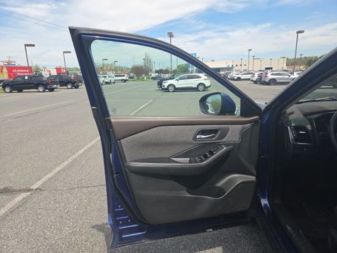 Used 2023 Nissan Rogue SV image 13