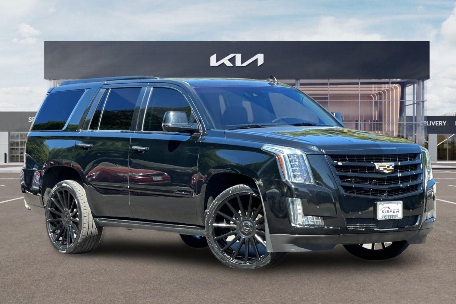 Used 2016 Cadillac Escalade Premium RWD image 2