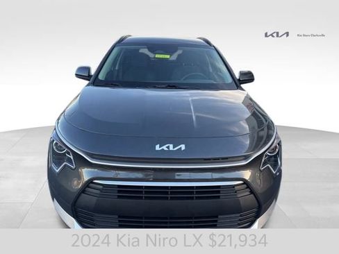 Certified 2024 Kia Niro LX image 3