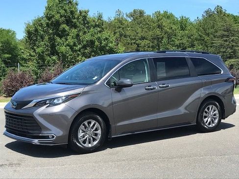 Used 2024 Toyota Sienna XLE w/ XLE Plus Package FWD image 1