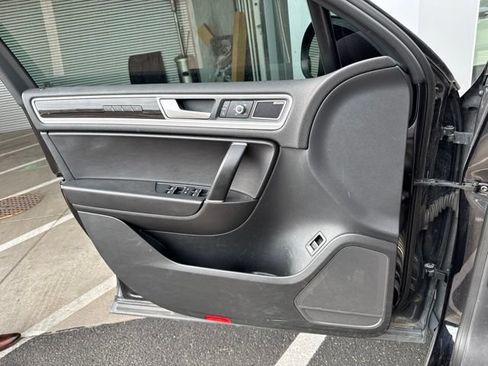 Used 2017 Volkswagen Touareg Executive AWD/4WD image 4