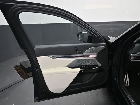 Certified 2023 BMW 760i xDrive image 10