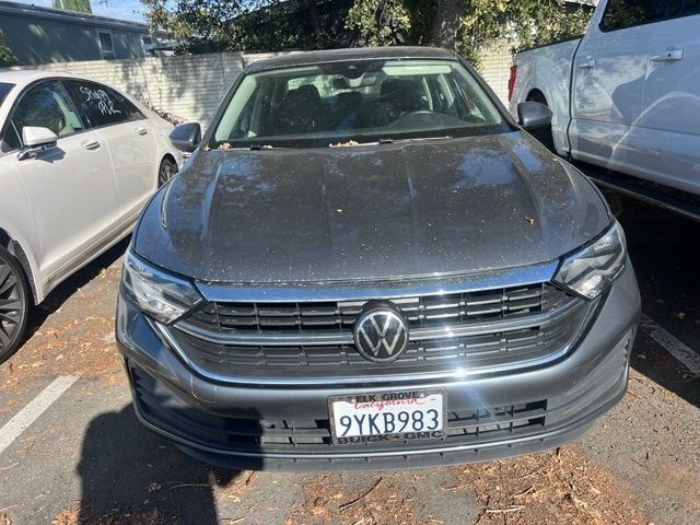 Used 2024 Volkswagen Jetta SE FWD image 2