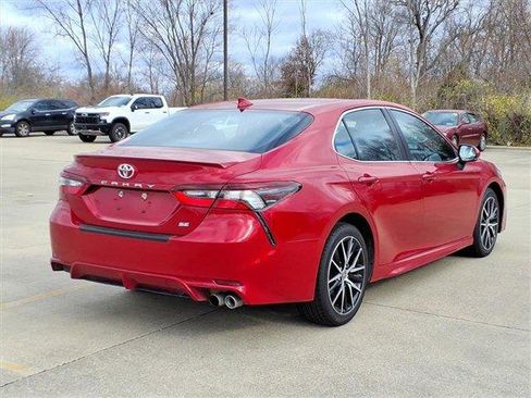 Used 2023 Toyota Camry SE image 4