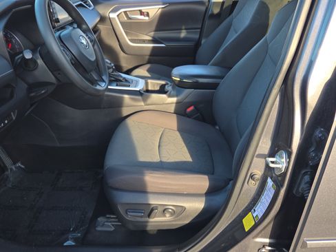 Used 2022 Toyota RAV4 XLE FWD image 9