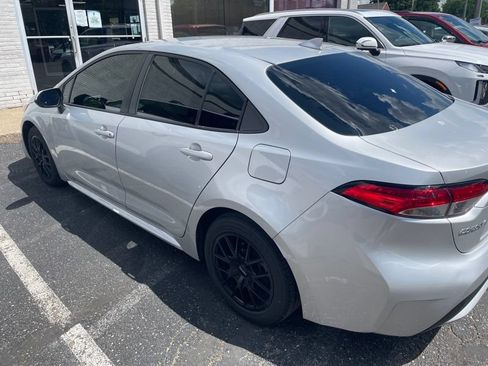 Used 2020 Toyota Corolla LE FWD image 3