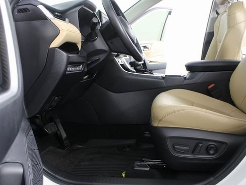 Used 2021 Toyota RAV4 XLE Premium image 18