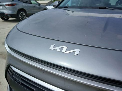 Used 2023 Kia Niro LX FWD image 9