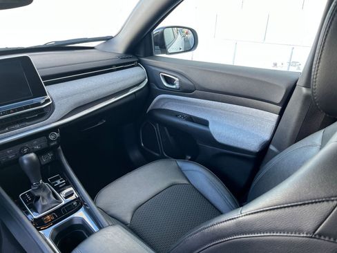 Used 2025 Jeep Compass Latitude image 34