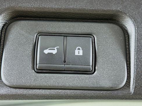 Used 2025 Nissan Rogue SV image 28