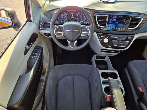 Used 2017 Chrysler Pacifica Touring image 12