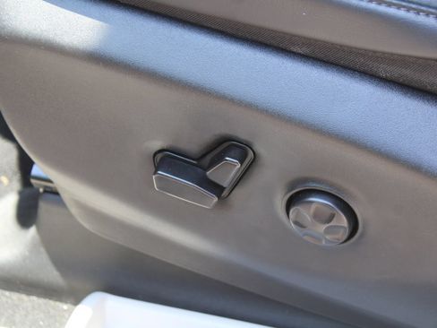 Used 2023 Chrysler Pacifica Touring-L FWD image 30