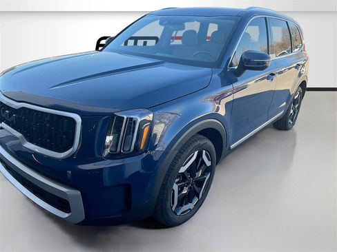 Used 2023 Kia Telluride EX w/ EX Captain's Chair Package image 3