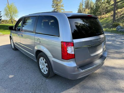 Used 2016 Chrysler Town & Country Touring FWD image 6