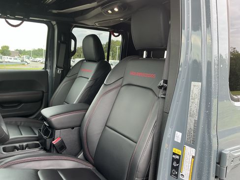 Used 2025 Jeep Gladiator Rubicon AWD/4WD image 16