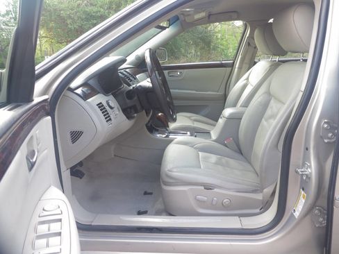 Used 2009 Cadillac DTS w/ Trunk Convenience Package FWD image 11