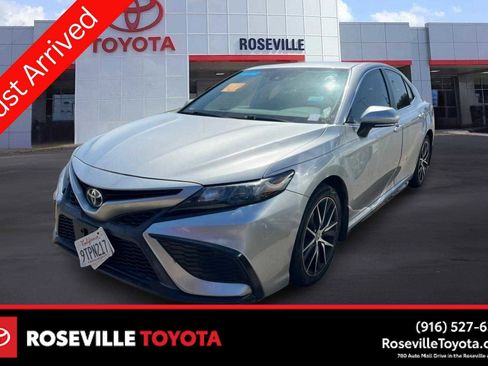 Used 2021 Toyota Camry SE w/ Convenience Package image 1