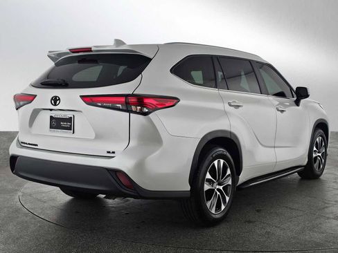 Used 2023 Toyota Highlander XLE FWD image 3
