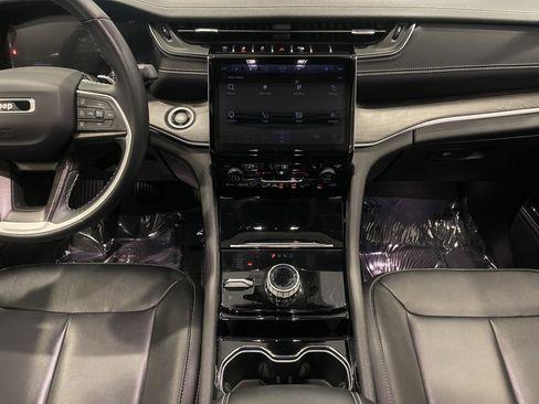 Used 2022 Jeep Grand Cherokee Limited image 17