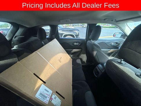 Used 2018 Jeep Cherokee Latitude w/ Altitude Package FWD image 4