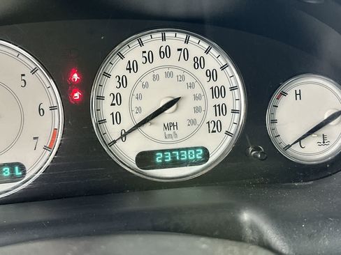 Used 2002 Chrysler Concorde Limited FWD image 15