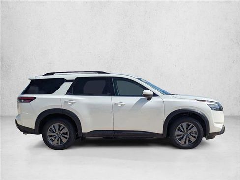 Used 2025 Nissan Pathfinder SV FWD image 4