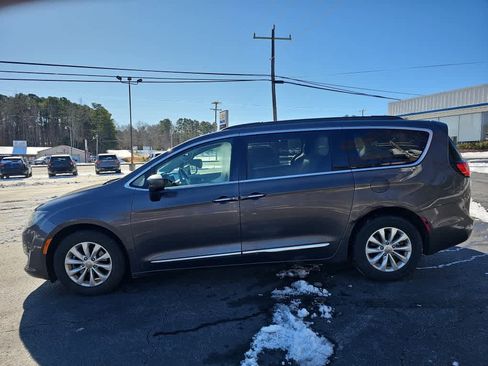 Used 2017 Chrysler Pacifica Touring-L image 6