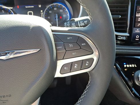 Used 2025 Chrysler Pacifica Select AWD/4WD image 10