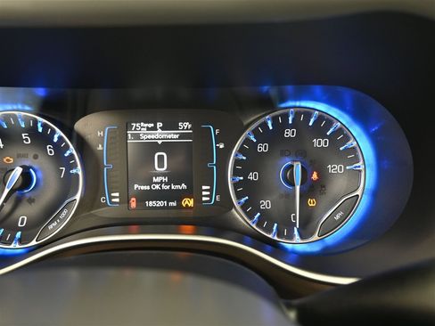 Used 2018 Chrysler Pacifica Touring-L image 16