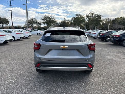 Used 2025 Chevrolet Trax LT w/ LT Convenience Package image 4