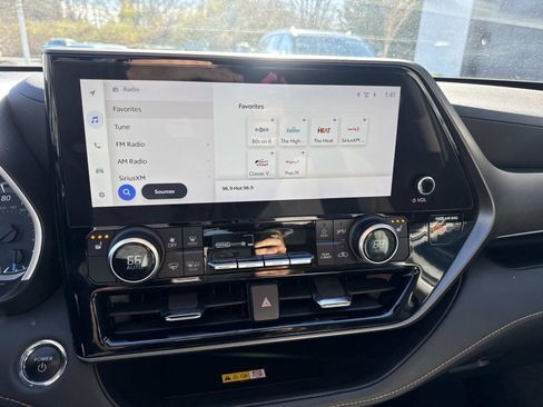 Used 2023 Toyota Highlander Bronze Edition image 25