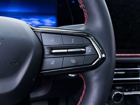 Used 2024 Chevrolet Traverse RS image 34