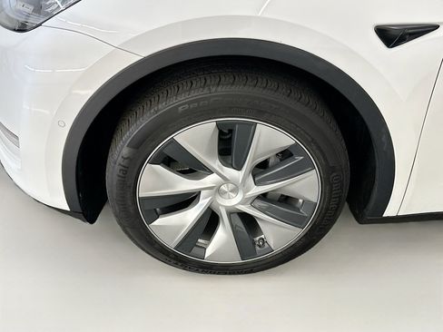 Used 2022 Tesla Model Y Long Range image 11