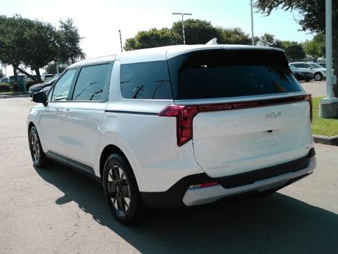 Used 2026 Kia Carnival LXS FWD image 11