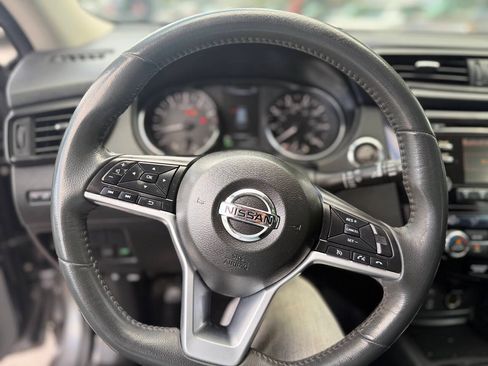 Used 2017 Nissan Rogue SV FWD image 13
